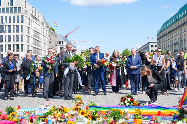 27.07.2026,Berlin,Pariser Platz am Brandenburger Tor,Vertreterinnen und Vertreter der diplomatischen Vertretungen haben am Nachmittag Blumen zum Gedenken an das getötete Anschlagsopfer und die Verletzten des Terroranschlags vom 25.07.26 (CSD) gedacht. *** July 27, 2026, Berlin, Pariser Platz at the Brandenburg Gate: Representatives from diplomatic missions laid flowers this afternoon in memory of the victim killed and those injured in the terrorist attack on July 25, 2026, during the CSD parade.