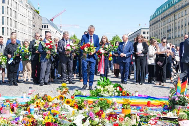 27.07.2026,Berlin,Pariser Platz am Brandenburger Tor,Vertreterinnen und Vertreter der diplomatischen Vertretungen haben am Nachmittag Blumen zum Gedenken an das getötete Anschlagsopfer und die Verletzten des Terroranschlags vom 25.07.26 (CSD) gedacht. *** July 27, 2026, Berlin, Pariser Platz at the Brandenburg Gate: Representatives from diplomatic missions laid flowers this afternoon in memory of the victim killed and those injured in the terrorist attack on July 25, 2026, during the CSD parade.