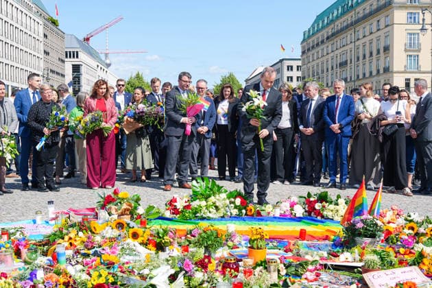 27.07.2026,Berlin,Pariser Platz am Brandenburger Tor,Vertreterinnen und Vertreter der diplomatischen Vertretungen haben am Nachmittag Blumen zum Gedenken an das getötete Anschlagsopfer und die Verletzten des Terroranschlags vom 25.07.26 (CSD) gedacht. *** July 27, 2026, Berlin, Pariser Platz at the Brandenburg Gate: Representatives from diplomatic missions laid flowers this afternoon in memory of the victim killed and those injured in the terrorist attack on July 25, 2026, during the CSD parade.
