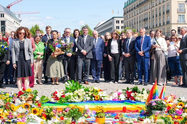 27.07.2026,Berlin,Pariser Platz am Brandenburger Tor,Vertreterinnen und Vertreter der diplomatischen Vertretungen haben am Nachmittag Blumen zum Gedenken an das getötete Anschlagsopfer und die Verletzten des Terroranschlags vom 25.07.26 (CSD) gedacht. *** July 27, 2026, Berlin, Pariser Platz at the Brandenburg Gate: Representatives from diplomatic missions laid flowers this afternoon in memory of the victim killed and those injured in the terrorist attack on July 25, 2026, during the CSD parade.