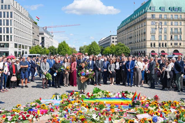 27.07.2026,Berlin,Pariser Platz am Brandenburger Tor,Vertreterinnen und Vertreter der diplomatischen Vertretungen haben am Nachmittag Blumen zum Gedenken an das getötete Anschlagsopfer und die Verletzten des Terroranschlags vom 25.07.26 (CSD) gedacht. *** July 27, 2026, Berlin, Pariser Platz at the Brandenburg Gate: Representatives from diplomatic missions laid flowers this afternoon in memory of the victim killed and those injured in the terrorist attack on July 25, 2026, during the CSD parade.