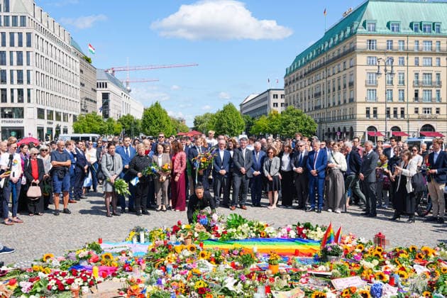 27.07.2026,Berlin,Pariser Platz am Brandenburger Tor,Vertreterinnen und Vertreter der diplomatischen Vertretungen haben am Nachmittag Blumen zum Gedenken an das getötete Anschlagsopfer und die Verletzten des Terroranschlags vom 25.07.26 (CSD) gedacht. *** July 27, 2026, Berlin, Pariser Platz at the Brandenburg Gate: Representatives from diplomatic missions laid flowers this afternoon in memory of the victim killed and those injured in the terrorist attack on July 25, 2026, during the CSD parade.