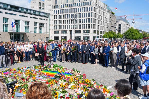27.07.2026,Berlin,Pariser Platz am Brandenburger Tor,Vertreterinnen und Vertreter der diplomatischen Vertretungen haben am Nachmittag Blumen zum Gedenken an das getötete Anschlagsopfer und die Verletzten des Terroranschlags vom 25.07.26 (CSD) gedacht. *** July 27, 2026, Berlin, Pariser Platz at the Brandenburg Gate: Representatives from diplomatic missions laid flowers this afternoon in memory of the victim killed and those injured in the terrorist attack on July 25, 2026, during the CSD parade.