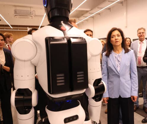 Bundeswirtschaftsministerin Reiche NEURA 27.07.2026, Germany, Baden-Wuerttemberg, Riedrich, NEURA Robotics, ein kommendewr Weltmarktfühgrer in einem kleinen Ort bei Metzingen, humnoide Roboter Systeme für Japan, Deutschland und viele andere Länder, CEO David Rieger und Bundeswirtschaftsministerin Katherina Reiche, Roboter, Humanoid, technik, Deutschland, Riederich Baden-Württtemberg Germany *** Federal Minister of Economics Reiche, NEURA, July 27, 2026, Germany, Baden-Württemberg, Riedrich, NEURA Robotics, an emerging global market leader based in a small town near Metzingen, humanoid robot systems for Japan, Germany, and many other countries; CEO David Rieger and Federal Minister of Economics Katherina Reiche; robots; humanoid; technolo