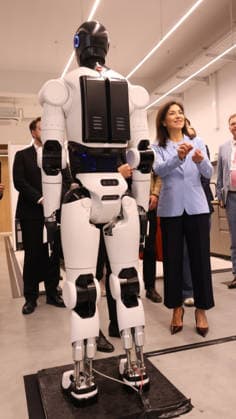 Bundeswirtschaftsministerin Reiche NEURA 27.07.2026, Germany, Baden-Wuerttemberg, Riedrich, NEURA Robotics, ein kommendewr Weltmarktfühgrer in einem kleinen Ort bei Metzingen, humnoide Roboter Systeme für Japan, Deutschland und viele andere Länder, CEO David Rieger und Bundeswirtschaftsministerin Katherina Reiche, Roboter, Humanoid, technik, Deutschland, Riederich Baden-Württtemberg Germany *** Federal Minister of Economics Reiche, NEURA, July 27, 2026, Germany, Baden-Württemberg, Riedrich, NEURA Robotics, an emerging global market leader based in a small town near Metzingen, humanoid robot systems for Japan, Germany, and many other countries; CEO David Rieger and Federal Minister of Economics Katherina Reiche; robots; humanoid; technolo