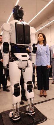Bundeswirtschaftsministerin Reiche NEURA 27.07.2026, Germany, Baden-Wuerttemberg, Riedrich, NEURA Robotics, ein kommendewr Weltmarktfühgrer in einem kleinen Ort bei Metzingen, humnoide Roboter Systeme für Japan, Deutschland und viele andere Länder, CEO David Rieger und Bundeswirtschaftsministerin Katherina Reiche, Roboter, Humanoid, technik, Deutschland, Riederich Baden-Württtemberg Germany *** Federal Minister of Economics Reiche, NEURA, July 27, 2026, Germany, Baden-Württemberg, Riedrich, NEURA Robotics, an emerging global market leader based in a small town near Metzingen, humanoid robot systems for Japan, Germany, and many other countries; CEO David Rieger and Federal Minister of Economics Katherina Reiche; robots; humanoid; technolo