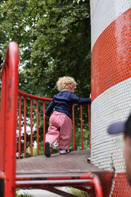 Toddler running on the slide R_SGPE260715F5-2079304-01 ,model released, Symbolfoto ,property released