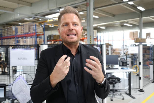 Bundeswirtschaftsministerin Reiche NEURA 27.07.2026, Germany, Baden-Wuerttemberg, Riedrich, NEURA Robotics, ein kommendewr Weltmarktfühgrer in einem kleinen Ort bei Metzingen, humnoide Roboter Systeme für Japan, Deutschland und viele andere Länder, CEO David Rieger und Bundeswirtschaftsministerin Katherina Reiche, Roboter, Humanoid, technik, Deutschland, Riederich Baden-Württtemberg Germany *** Federal Minister of Economics Reiche, NEURA, July 27, 2026, Germany, Baden-Württemberg, Riedrich, NEURA Robotics, an emerging global market leader based in a small town near Metzingen, humanoid robot systems for Japan, Germany, and many other countries; CEO David Rieger and Federal Minister of Economics Katherina Reiche; robots; humanoid; technolo