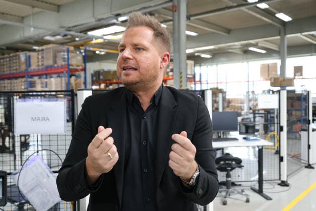 Bundeswirtschaftsministerin Reiche NEURA 27.07.2026, Germany, Baden-Wuerttemberg, Riedrich, NEURA Robotics, ein kommendewr Weltmarktfühgrer in einem kleinen Ort bei Metzingen, humnoide Roboter Systeme für Japan, Deutschland und viele andere Länder, CEO David Rieger und Bundeswirtschaftsministerin Katherina Reiche, Roboter, Humanoid, technik, Deutschland, Riederich Baden-Württtemberg Germany *** Federal Minister of Economics Reiche, NEURA, July 27, 2026, Germany, Baden-Württemberg, Riedrich, NEURA Robotics, an emerging global market leader based in a small town near Metzingen, humanoid robot systems for Japan, Germany, and many other countries; CEO David Rieger and Federal Minister of Economics Katherina Reiche; robots; humanoid; technolo