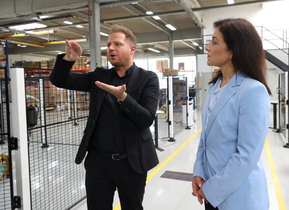 Bundeswirtschaftsministerin Reiche NEURA 27.07.2026, Germany, Baden-Wuerttemberg, Riedrich, NEURA Robotics, ein kommendewr Weltmarktfühgrer in einem kleinen Ort bei Metzingen, humnoide Roboter Systeme für Japan, Deutschland und viele andere Länder, CEO David Rieger und Bundeswirtschaftsministerin Katherina Reiche, Roboter, Humanoid, technik, Deutschland, Riederich Baden-Württtemberg Germany *** Federal Minister of Economics Reiche, NEURA, July 27, 2026, Germany, Baden-Württemberg, Riedrich, NEURA Robotics, an emerging global market leader based in a small town near Metzingen, humanoid robot systems for Japan, Germany, and many other countries; CEO David Rieger and Federal Minister of Economics Katherina Reiche; robots; humanoid; technolo