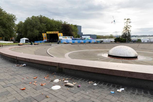 July 27, 2026, Seattle, Washington, USA: Debris lies scattered near the International Fountain the morning after a shooting left three people dead at the Bite of Seattle festival in Seattle on Monday, July 27, 2026. Seattle USA  - ZUMAg235 20260727_zap_g235_006 Copyright: xPaulxChristianxGordonx