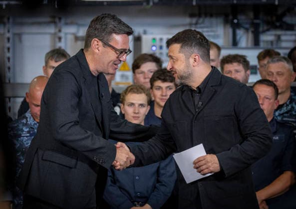 . 27 07 2026. Portsmouth, United Kingdom. UK Prime Minister Andy Burnham with the President of Ukraine, Volodymyr Zelenskyy, during a visit to the HMS Queen Elizabeth aircraft carrier at Portsmouth Naval Base, United Kingdom.  xPoolx xi-Imagesx IIM-26922-0001