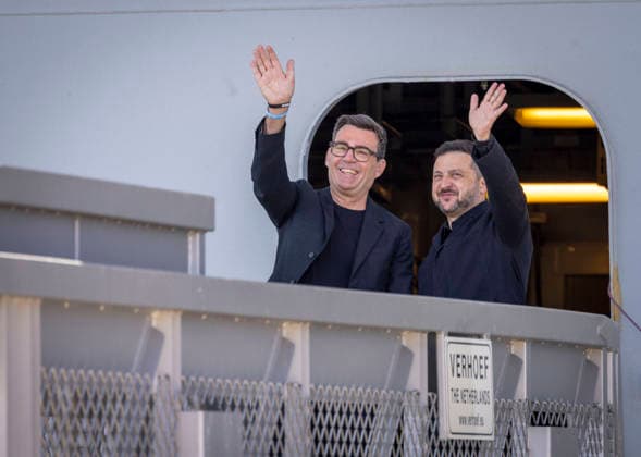 . 27 07 2026. Portsmouth, United Kingdom. UK Prime Minister Andy Burnham with the President of Ukraine, Volodymyr Zelenskyy, during a visit to the HMS Queen Elizabeth aircraft carrier at Portsmouth Naval Base, United Kingdom.  xPoolx xi-Imagesx IIM-26922-0004