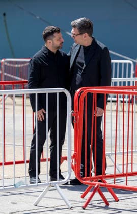 . 27 07 2026. Portsmouth, United Kingdom. UK Prime Minister Andy Burnham with the President of Ukraine, Volodymyr Zelenskyy, during a visit to the HMS Queen Elizabeth aircraft carrier at Portsmouth Naval Base, United Kingdom.  xPoolx xi-Imagesx IIM-26922-0008