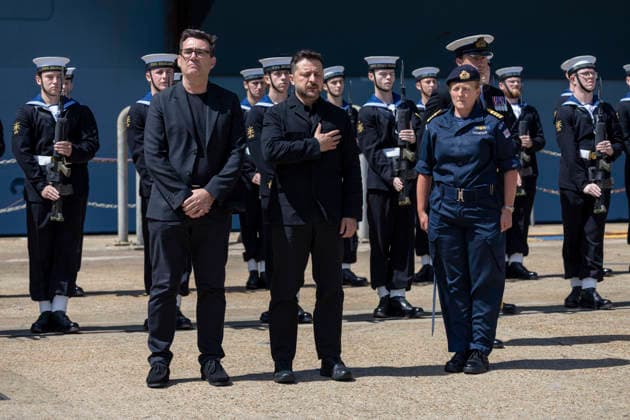 . 27 07 2026. Portsmouth, United Kingdom. UK Prime Minister Andy Burnham with the President of Ukraine, Volodymyr Zelenskyy, during a visit to the HMS Queen Elizabeth aircraft carrier at Portsmouth Naval Base, United Kingdom.  xPoolx xi-Imagesx IIM-26922-0013