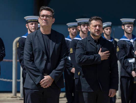 . 27 07 2026. Portsmouth, United Kingdom. UK Prime Minister Andy Burnham with the President of Ukraine, Volodymyr Zelenskyy, during a visit to the HMS Queen Elizabeth aircraft carrier at Portsmouth Naval Base, United Kingdom.  xPoolx xi-Imagesx IIM-26922-0014