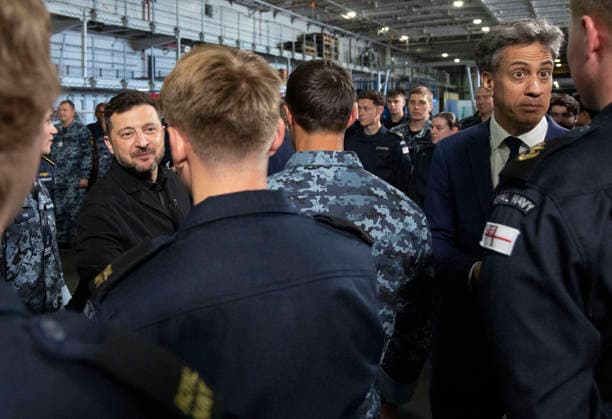 . 27 07 2026. Portsmouth, United Kingdom. UK Prime Minister Andy Burnham with the President of Ukraine, Volodymyr Zelenskyy, during a visit to the HMS Queen Elizabeth aircraft carrier at Portsmouth Naval Base, United Kingdom.  xPoolx xi-Imagesx IIM-26922-0018