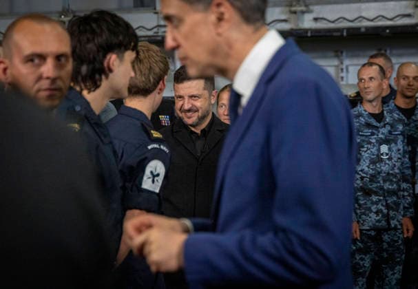 . 27 07 2026. Portsmouth, United Kingdom. UK Prime Minister Andy Burnham with the President of Ukraine, Volodymyr Zelenskyy, during a visit to the HMS Queen Elizabeth aircraft carrier at Portsmouth Naval Base, United Kingdom.  xPoolx xi-Imagesx IIM-26922-0019