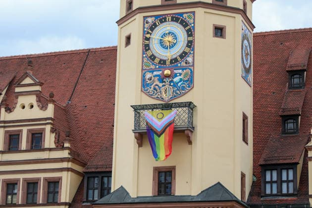 Leipzig - Berliner CSD-Anschlag bewegt Leipzig: Stille Mahnwache auf dem Markt setzt Zeichen gegen Angst und Hass Nach dem mutmaßlich islamistisch motivierten Anschlag im Umfeld des Christopher Street Days in Berlin versammelten sich am heutigen Tag zahlreiche Menschen in Leipzig zu einer stillen Mahnwache auf dem Marktplatz. Mit der Veranstaltung reagierten sie auf die Gewalttat, bei der eine Frau getötet und 29 weitere Menschen verletzt wurden. Die Mahnwache diente dem Gedenken an die Opfer sowie als Zeichen der Solidarität mit der queeren Community und gegen Einschüchterung durch Gewalt. Viele Teilnehmer brachten Kerzen und Blumen mit und verharrten gemeinsam in einer stillen Gedenkminute. Im Gespräch mit Anwesenden wurde deutlich, Copyright: xBjoernxStachx 20260727_csd-leipzig-mhnwache_2