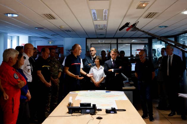 President Macron At Situation Briefing in the Crisis Room - Bordeaux France s President Emmanuel Macron (center R), France s Interior Minister Laurent Nunez (centre back) and Prefect of Gironde region Sophie Brocas (C) listen to SDIS 33 Fire and Rescue Service Departemental director Marc Vermeulen (center L) during a situation briefing in the crisis room at the Departmental Fire and Rescue Operational Center (CODIS) in Bordeaux, following wildfires in the area, southwestern France, on July 27, 2026. France has been battered by three heatwaves since May as part of increasingly common extreme weather episodes linked to climate change, causing excess deaths, drying up rivers and fuelling wildfires. Scientists have long warned that climate chan  Copyright: xPool ABACAx