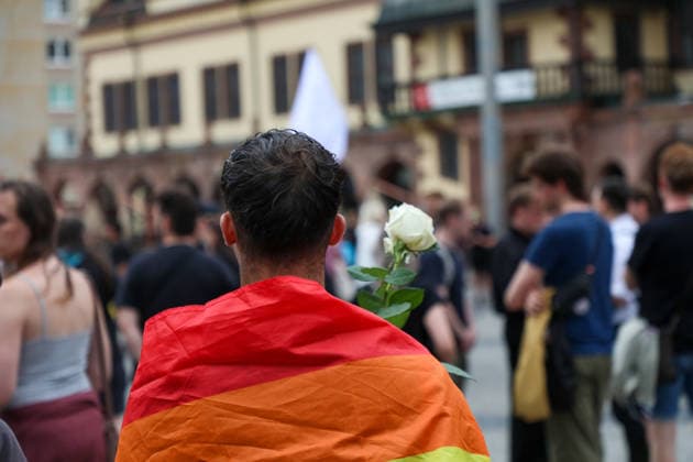 Leipzig - Berliner CSD-Anschlag bewegt Leipzig: Stille Mahnwache auf dem Markt setzt Zeichen gegen Angst und Hass Nach dem mutmaßlich islamistisch motivierten Anschlag im Umfeld des Christopher Street Days in Berlin versammelten sich am heutigen Tag zahlreiche Menschen in Leipzig zu einer stillen Mahnwache auf dem Marktplatz. Mit der Veranstaltung reagierten sie auf die Gewalttat, bei der eine Frau getötet und 29 weitere Menschen verletzt wurden. Die Mahnwache diente dem Gedenken an die Opfer sowie als Zeichen der Solidarität mit der queeren Community und gegen Einschüchterung durch Gewalt. Viele Teilnehmer brachten Kerzen und Blumen mit und verharrten gemeinsam in einer stillen Gedenkminute. Im Gespräch mit Anwesenden wurde deutlich, Copyright: xBjoernxStachx 20260727_csd-leipzig-mhnwache_3