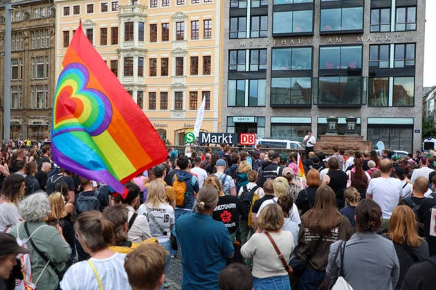 Leipzig - Berliner CSD-Anschlag bewegt Leipzig: Stille Mahnwache auf dem Markt setzt Zeichen gegen Angst und Hass Nach dem mutmaßlich islamistisch motivierten Anschlag im Umfeld des Christopher Street Days in Berlin versammelten sich am heutigen Tag zahlreiche Menschen in Leipzig zu einer stillen Mahnwache auf dem Marktplatz. Mit der Veranstaltung reagierten sie auf die Gewalttat, bei der eine Frau getötet und 29 weitere Menschen verletzt wurden. Die Mahnwache diente dem Gedenken an die Opfer sowie als Zeichen der Solidarität mit der queeren Community und gegen Einschüchterung durch Gewalt. Viele Teilnehmer brachten Kerzen und Blumen mit und verharrten gemeinsam in einer stillen Gedenkminute. Im Gespräch mit Anwesenden wurde deutlich, Copyright: xBjoernxStachx 20260727_csd-leipzig-mhnwache_11