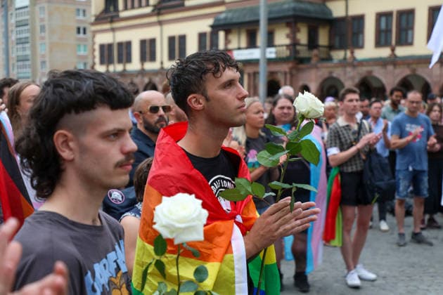 Leipzig - Berliner CSD-Anschlag bewegt Leipzig: Stille Mahnwache auf dem Markt setzt Zeichen gegen Angst und Hass Nach dem mutmaßlich islamistisch motivierten Anschlag im Umfeld des Christopher Street Days in Berlin versammelten sich am heutigen Tag zahlreiche Menschen in Leipzig zu einer stillen Mahnwache auf dem Marktplatz. Mit der Veranstaltung reagierten sie auf die Gewalttat, bei der eine Frau getötet und 29 weitere Menschen verletzt wurden. Die Mahnwache diente dem Gedenken an die Opfer sowie als Zeichen der Solidarität mit der queeren Community und gegen Einschüchterung durch Gewalt. Viele Teilnehmer brachten Kerzen und Blumen mit und verharrten gemeinsam in einer stillen Gedenkminute. Im Gespräch mit Anwesenden wurde deutlich, Copyright: xBjoernxStachx 20260727_csd-leipzig-mhnwache_13