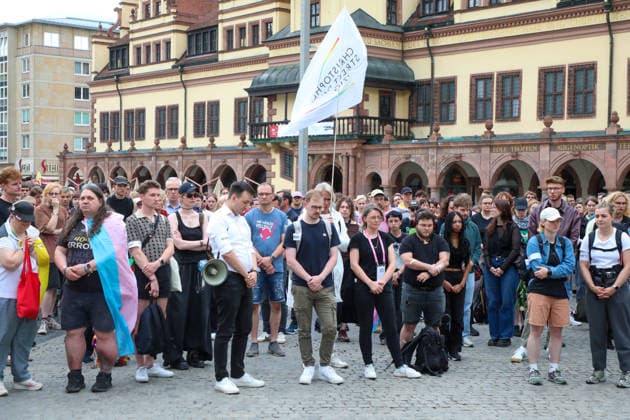 Leipzig - Berliner CSD-Anschlag bewegt Leipzig: Stille Mahnwache auf dem Markt setzt Zeichen gegen Angst und Hass Nach dem mutmaßlich islamistisch motivierten Anschlag im Umfeld des Christopher Street Days in Berlin versammelten sich am heutigen Tag zahlreiche Menschen in Leipzig zu einer stillen Mahnwache auf dem Marktplatz. Mit der Veranstaltung reagierten sie auf die Gewalttat, bei der eine Frau getötet und 29 weitere Menschen verletzt wurden. Die Mahnwache diente dem Gedenken an die Opfer sowie als Zeichen der Solidarität mit der queeren Community und gegen Einschüchterung durch Gewalt. Viele Teilnehmer brachten Kerzen und Blumen mit und verharrten gemeinsam in einer stillen Gedenkminute. Im Gespräch mit Anwesenden wurde deutlich, Copyright: xBjoernxStachx 20260727_csd-leipzig-mhnwache_14