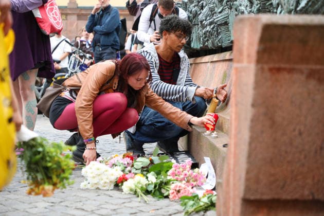 Leipzig - Berliner CSD-Anschlag bewegt Leipzig: Stille Mahnwache auf dem Markt setzt Zeichen gegen Angst und Hass Nach dem mutmaßlich islamistisch motivierten Anschlag im Umfeld des Christopher Street Days in Berlin versammelten sich am heutigen Tag zahlreiche Menschen in Leipzig zu einer stillen Mahnwache auf dem Marktplatz. Mit der Veranstaltung reagierten sie auf die Gewalttat, bei der eine Frau getötet und 29 weitere Menschen verletzt wurden. Die Mahnwache diente dem Gedenken an die Opfer sowie als Zeichen der Solidarität mit der queeren Community und gegen Einschüchterung durch Gewalt. Viele Teilnehmer brachten Kerzen und Blumen mit und verharrten gemeinsam in einer stillen Gedenkminute. Im Gespräch mit Anwesenden wurde deutlich, Copyright: xBjoernxStachx 20260727_csd-leipzig-mhnwache_18