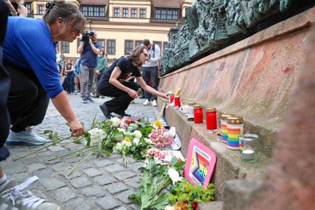 Leipzig - Berliner CSD-Anschlag bewegt Leipzig: Stille Mahnwache auf dem Markt setzt Zeichen gegen Angst und Hass Nach dem mutmaßlich islamistisch motivierten Anschlag im Umfeld des Christopher Street Days in Berlin versammelten sich am heutigen Tag zahlreiche Menschen in Leipzig zu einer stillen Mahnwache auf dem Marktplatz. Mit der Veranstaltung reagierten sie auf die Gewalttat, bei der eine Frau getötet und 29 weitere Menschen verletzt wurden. Die Mahnwache diente dem Gedenken an die Opfer sowie als Zeichen der Solidarität mit der queeren Community und gegen Einschüchterung durch Gewalt. Viele Teilnehmer brachten Kerzen und Blumen mit und verharrten gemeinsam in einer stillen Gedenkminute. Im Gespräch mit Anwesenden wurde deutlich, Copyright: xBjoernxStachx 20260727_csd-leipzig-mhnwache_20