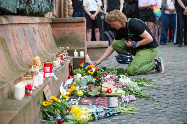 Leipzig - Berliner CSD-Anschlag bewegt Leipzig: Stille Mahnwache auf dem Markt setzt Zeichen gegen Angst und Hass Nach dem mutmaßlich islamistisch motivierten Anschlag im Umfeld des Christopher Street Days in Berlin versammelten sich am heutigen Tag zahlreiche Menschen in Leipzig zu einer stillen Mahnwache auf dem Marktplatz. Mit der Veranstaltung reagierten sie auf die Gewalttat, bei der eine Frau getötet und 29 weitere Menschen verletzt wurden. Die Mahnwache diente dem Gedenken an die Opfer sowie als Zeichen der Solidarität mit der queeren Community und gegen Einschüchterung durch Gewalt. Viele Teilnehmer brachten Kerzen und Blumen mit und verharrten gemeinsam in einer stillen Gedenkminute. Im Gespräch mit Anwesenden wurde deutlich, Copyright: xBjoernxStachx 20260727_csd-leipzig-mhnwache_26