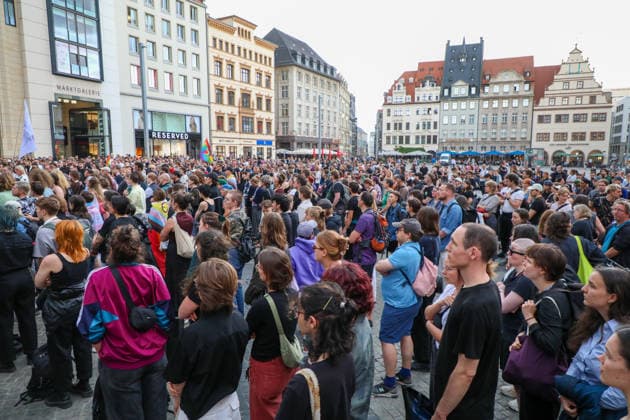 Leipzig - Berliner CSD-Anschlag bewegt Leipzig: Stille Mahnwache auf dem Markt setzt Zeichen gegen Angst und Hass Nach dem mutmaßlich islamistisch motivierten Anschlag im Umfeld des Christopher Street Days in Berlin versammelten sich am heutigen Tag zahlreiche Menschen in Leipzig zu einer stillen Mahnwache auf dem Marktplatz. Mit der Veranstaltung reagierten sie auf die Gewalttat, bei der eine Frau getötet und 29 weitere Menschen verletzt wurden. Die Mahnwache diente dem Gedenken an die Opfer sowie als Zeichen der Solidarität mit der queeren Community und gegen Einschüchterung durch Gewalt. Viele Teilnehmer brachten Kerzen und Blumen mit und verharrten gemeinsam in einer stillen Gedenkminute. Im Gespräch mit Anwesenden wurde deutlich, Copyright: xBjoernxStachx 20260727_csd-leipzig-mhnwache_27