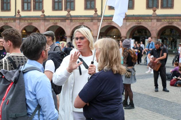 Leipzig - Berliner CSD-Anschlag bewegt Leipzig: Stille Mahnwache auf dem Markt setzt Zeichen gegen Angst und Hass Nach dem mutmaßlich islamistisch motivierten Anschlag im Umfeld des Christopher Street Days in Berlin versammelten sich am heutigen Tag zahlreiche Menschen in Leipzig zu einer stillen Mahnwache auf dem Marktplatz. Mit der Veranstaltung reagierten sie auf die Gewalttat, bei der eine Frau getötet und 29 weitere Menschen verletzt wurden. Die Mahnwache diente dem Gedenken an die Opfer sowie als Zeichen der Solidarität mit der queeren Community und gegen Einschüchterung durch Gewalt. Viele Teilnehmer brachten Kerzen und Blumen mit und verharrten gemeinsam in einer stillen Gedenkminute. Im Gespräch mit Anwesenden wurde deutlich, Copyright: xBjoernxStachx 20260727_csd-leipzig-mhnwache_6