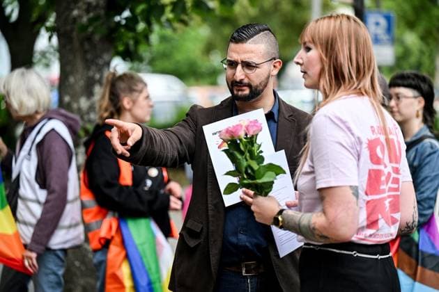 Hattinger CSD Verein veranstaltet Mahnwache am Rathaus wegen des Anschlags auf den CSD Berlin ** NUR FÜR REDAKTIONELLE ZWECKE ** EDITORIAL USE ONLY **<p>Hattinger CSD Verein veranstaltet am Montag, 27. Juli 2026 vMahnwache am Rathaus in Hattingen wegen des Anschlags auf den CSD Berlin. Deutschland NRW Hattingen Copyright: VladimirxWegener *** Hattingen CSD Association Holds Vigil at City Hall in Response to the Attack on the Berlin CSD ** FOR EDITORIAL USE ONLY ** EDITORIAL USE ONLY ** p The Hattingen CSD Association is holding a vigil on Monday, July 27, 2026, at City Hall in Hattingen in response to the attack on the Berlin CSD. Germany, North Rhine-Westphalia, Hattingen. Copyright VladimirxWegener Copyright: VladimirxWegener doc86wgho2jtqg1mct8osfz ,EDITORIAL USE ONLY