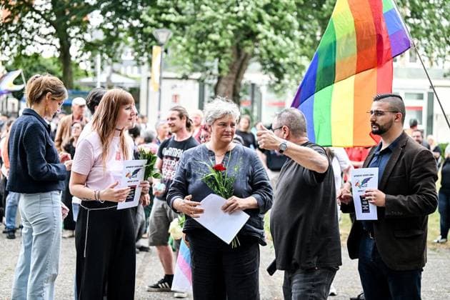 Hattinger CSD Verein veranstaltet Mahnwache am Rathaus wegen des Anschlags auf den CSD Berlin ** NUR FÜR REDAKTIONELLE ZWECKE ** EDITORIAL USE ONLY **<p>Hattinger CSD Verein veranstaltet am Montag, 27. Juli 2026 vMahnwache am Rathaus in Hattingen wegen des Anschlags auf den CSD Berlin. Deutschland NRW Hattingen Copyright: VladimirxWegener *** Hattingen CSD Association Holds Vigil at City Hall in Response to the Attack on the Berlin CSD ** FOR EDITORIAL USE ONLY ** EDITORIAL USE ONLY ** p The Hattingen CSD Association is holding a vigil on Monday, July 27, 2026, at City Hall in Hattingen in response to the attack on the Berlin CSD. Germany, North Rhine-Westphalia, Hattingen. Copyright VladimirxWegener Copyright: VladimirxWegener doc86wgho8qdmviiflmmhy ,EDITORIAL USE ONLY