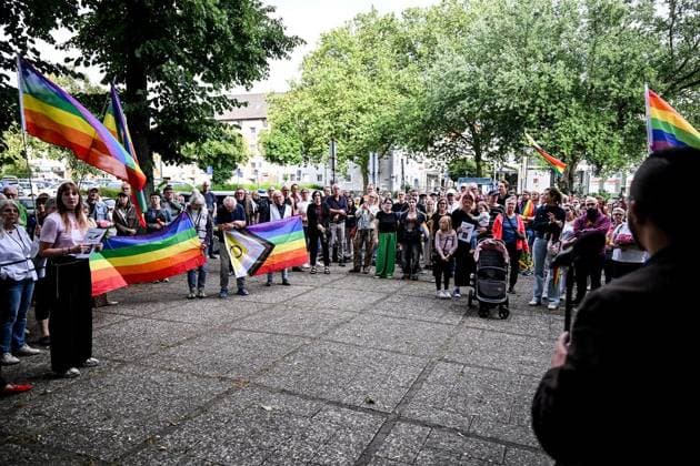 Hattinger CSD Verein veranstaltet Mahnwache am Rathaus wegen des Anschlags auf den CSD Berlin ** NUR FÜR REDAKTIONELLE ZWECKE ** EDITORIAL USE ONLY **<p>Hattinger CSD Verein veranstaltet am Montag, 27. Juli 2026 vMahnwache am Rathaus in Hattingen wegen des Anschlags auf den CSD Berlin. Deutschland NRW Hattingen Copyright: VladimirxWegener *** Hattingen CSD Association Holds Vigil at City Hall in Response to the Attack on the Berlin CSD ** FOR EDITORIAL USE ONLY ** EDITORIAL USE ONLY ** p The Hattingen CSD Association is holding a vigil on Monday, July 27, 2026, at City Hall in Hattingen in response to the attack on the Berlin CSD. Germany, North Rhine-Westphalia, Hattingen. Copyright VladimirxWegener Copyright: VladimirxWegener doc86wghoz3ks3oz3qxslj ,EDITORIAL USE ONLY