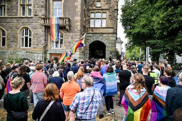 Hattinger CSD Verein veranstaltet Mahnwache am Rathaus wegen des Anschlags auf den CSD Berlin ** NUR FÜR REDAKTIONELLE ZWECKE ** EDITORIAL USE ONLY **<p>Hattinger CSD Verein veranstaltet am Montag, 27. Juli 2026 vMahnwache am Rathaus in Hattingen wegen des Anschlags auf den CSD Berlin. Deutschland NRW Hattingen Copyright: VladimirxWegener *** Hattingen CSD Association Holds Vigil at City Hall in Response to the Attack on the Berlin CSD ** FOR EDITORIAL USE ONLY ** EDITORIAL USE ONLY ** p The Hattingen CSD Association is holding a vigil on Monday, July 27, 2026, at City Hall in Hattingen in response to the attack on the Berlin CSD. Germany, North Rhine-Westphalia, Hattingen. Copyright VladimirxWegener Copyright: VladimirxWegener doc86wghq4n8z7jxhzrslz ,EDITORIAL USE ONLY