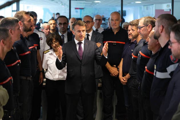 President Macron At Situation Briefing in the Crisis Room - Bordeaux France s President Emmanuel Macron (C) thanks personnel engaged in firefighting efforts during a visit to the Departmental Fire and Rescue Operational Center (CODIS) in Bordeaux, following wildfires in the area, southwestern France, on July 27, 2026. France has been battered by three heatwaves since May as part of increasingly common extreme weather episodes linked to climate change, causing excess deaths, drying up rivers and fuelling wildfires. Scientists have long warned that climate change caused by human use of fossil fuels will make periods of drought more intense and longer-lasting, creating the ideal conditions for wildfires. (Photo by Kenzo TRIBOUILLARD POOL ABACA  Copyright: xPool ABACAx