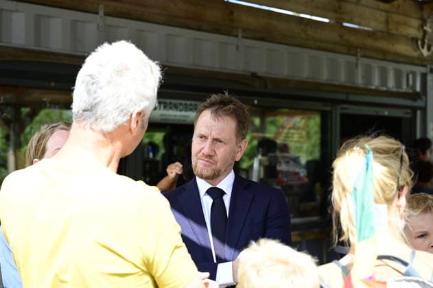 Ministerpräsident Michael Kretschmer beim offenen Treffen Auf ein Eis an der Strandbar am Nordstrand des Berzdorfer Sees. Görlitz, 27.07.2026 *** Prime Minister Michael Kretschmer at the public gathering Auf ein Eis at the beach bar on the north shore of Lake Berzdorf, Görlitz, July 27, 2026 Copyright: xMatthiasxWehnertx