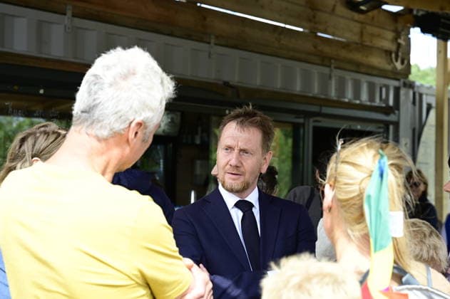 Ministerpräsident Michael Kretschmer beim offenen Treffen Auf ein Eis an der Strandbar am Nordstrand des Berzdorfer Sees. Görlitz, 27.07.2026 *** Prime Minister Michael Kretschmer at the public gathering Auf ein Eis at the beach bar on the north shore of Lake Berzdorf, Görlitz, July 27, 2026 Copyright: xMatthiasxWehnertx