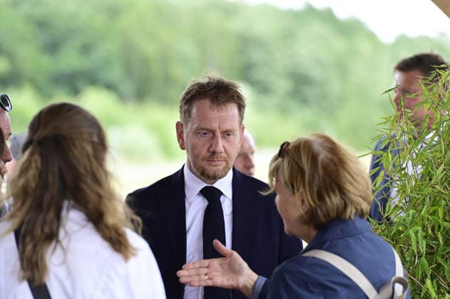 Ministerpräsident Michael Kretschmer beim offenen Treffen Auf ein Eis an der Strandbar am Nordstrand des Berzdorfer Sees. Görlitz, 27.07.2026 *** Prime Minister Michael Kretschmer at the public gathering Auf ein Eis at the beach bar on the north shore of Lake Berzdorf, Görlitz, July 27, 2026 Copyright: xMatthiasxWehnertx