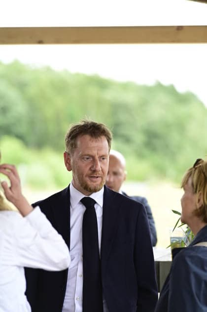 Ministerpräsident Michael Kretschmer beim offenen Treffen Auf ein Eis an der Strandbar am Nordstrand des Berzdorfer Sees. Görlitz, 27.07.2026 *** Prime Minister Michael Kretschmer at the public gathering Auf ein Eis at the beach bar on the north shore of Lake Berzdorf, Görlitz, July 27, 2026 Copyright: xMatthiasxWehnertx