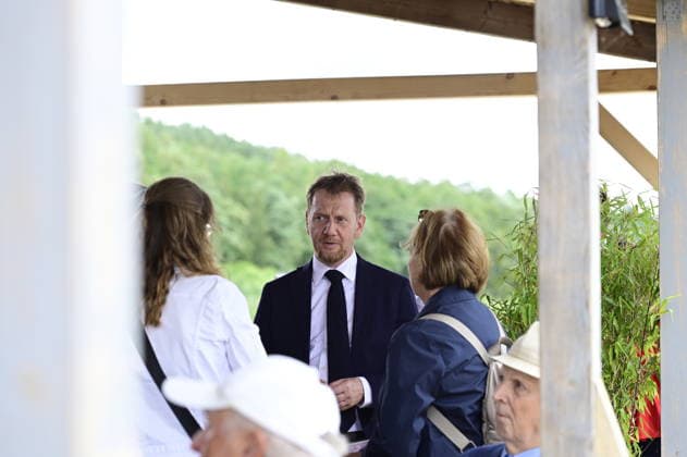 Ministerpräsident Michael Kretschmer beim offenen Treffen Auf ein Eis an der Strandbar am Nordstrand des Berzdorfer Sees. Görlitz, 27.07.2026 *** Prime Minister Michael Kretschmer at the public gathering Auf ein Eis at the beach bar on the north shore of Lake Berzdorf, Görlitz, July 27, 2026 Copyright: xMatthiasxWehnertx