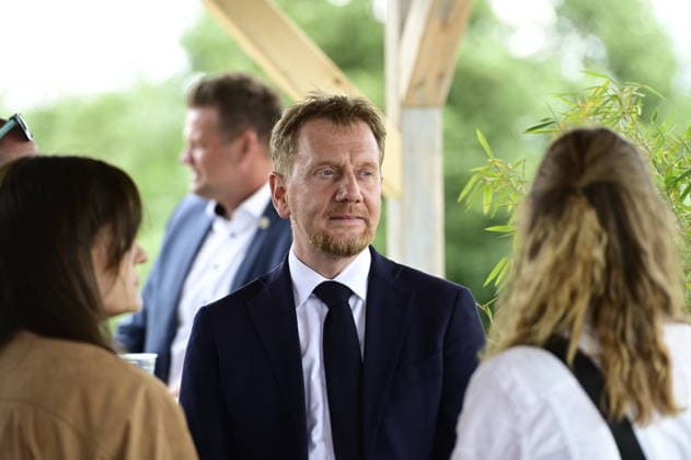 Ministerpräsident Michael Kretschmer beim offenen Treffen Auf ein Eis an der Strandbar am Nordstrand des Berzdorfer Sees. Görlitz, 27.07.2026 *** Prime Minister Michael Kretschmer at the public gathering Auf ein Eis at the beach bar on the north shore of Lake Berzdorf, Görlitz, July 27, 2026 Copyright: xMatthiasxWehnertx