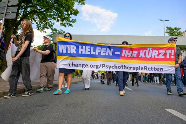 27.07.2026,Pressetermin, Demoaufruf Es reicht Friedensplatz Dortmund Der Demonstrationszug auf dem Wall Dortmund Friedensplatz Dortmund NRW Deutschland *** July 27, 2026, Press Event, Call for a Demonstration: Enough Is Enough at Friedensplatz, Dortmund. The demonstration march on the Wall in Dortmund, Friedensplatz, Dortmund, North Rhine-Westphalia, Germany