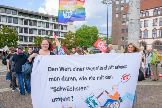 27.07.2026,Pressetermin, Demoaufruf Es reicht Friedensplatz Dortmund v.l., Stefanie Severing und Monique Demirel: Die Bundesregierung höhlt den Sozialstaat aus . Dortmund Friedensplatz Dortmund NRW Deutschland *** July 27, 2026, Press Event, Call for a Demonstration: Enough Is Enough at Friedensplatz, Dortmund (from left): Stefanie Severing and Monique Demirel. The federal government is undermining the welfare state. Dortmund, Friedensplatz, Dortmund, North Rhine-Westphalia, Germany