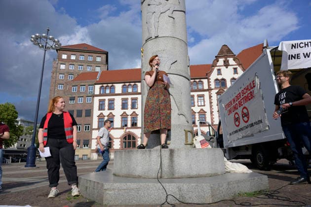 27.07.2026,Pressetermin, Demoaufruf Es reicht Friedensplatz Dortmund Kathie Gebel, MdB Die Linke, bei ihrem Grußwort Dortmund Friedensplatz Dortmund NRW Deutschland *** July 27, 2026, Press Event, Call for a Demonstration: Enough Is Enough at Friedensplatz, Dortmund—Kathie Gebel, Member of the Bundestag (The Left), delivering her opening remarks at Friedensplatz, Dortmund, North Rhine-Westphalia, Germany