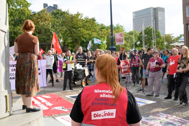 27.07.2026,Pressetermin, Demoaufruf Es reicht Friedensplatz Dortmund Kathie Gebel, MdB Die Linke, bei ihrem Grußwort Dortmund Friedensplatz Dortmund NRW Deutschland *** July 27, 2026, Press Event, Call for a Demonstration: Enough Is Enough at Friedensplatz, Dortmund—Kathie Gebel, Member of the Bundestag (The Left), delivering her opening remarks at Friedensplatz, Dortmund, North Rhine-Westphalia, Germany