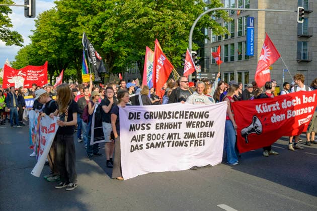 27.07.2026,Pressetermin, Demoaufruf Es reicht Friedensplatz Dortmund Der Demonstrationszug auf dem Wall Dortmund Friedensplatz Dortmund NRW Deutschland *** July 27, 2026, Press Event, Call for a Demonstration: Enough Is Enough at Friedensplatz, Dortmund. The demonstration march on the Wall in Dortmund, Friedensplatz, Dortmund, North Rhine-Westphalia, Germany