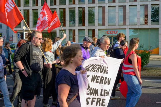 27.07.2026,Pressetermin, Demoaufruf Es reicht Friedensplatz Dortmund Der Demonstrationszug auf dem Wall vor der CDU Geschäftsstelle Dortmund Dortmund Friedensplatz Dortmund NRW Deutschland *** July 27, 2026, Press Event, Call for a Demonstration: Enough Is Enough at Friedensplatz, Dortmund. The demonstration march on the Wall in front of the CDU office in Dortmund, Dortmund, Friedensplatz, Dortmund, North Rhine-Westphalia, Germany